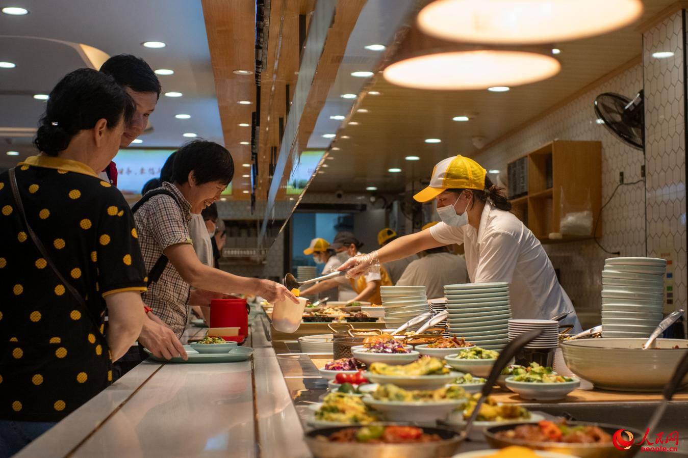 7月8日，在228街坊，品种齐全、价格实惠的社区食堂吸引了不少周边居民用餐。人民网记者 翁奇羽摄