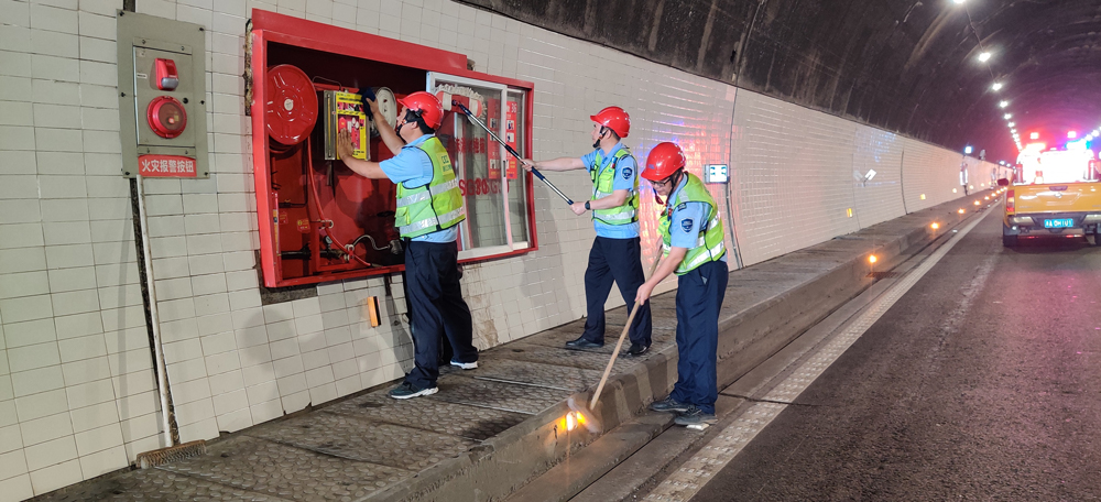 在诸永高速公路隧道内，陈宅隧道管理所的巡检员仔细排查相关设备。杭州南管理中心供图