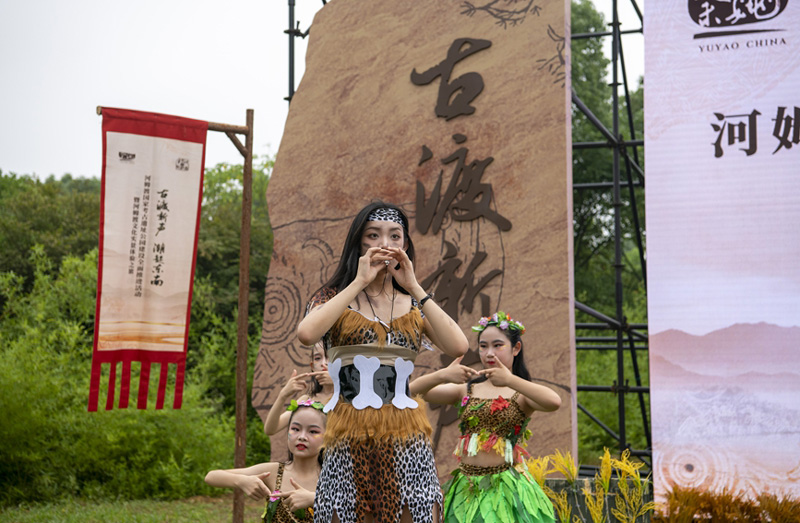 河姆渡國家考古遺址公園建設全面推進活動舉行。河姆渡遺址上演實景體驗之旅。張輝攝