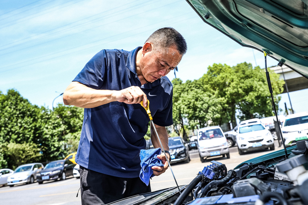 出租車司機陳自強檢查車輛設備。余杭區交通運輸局供圖