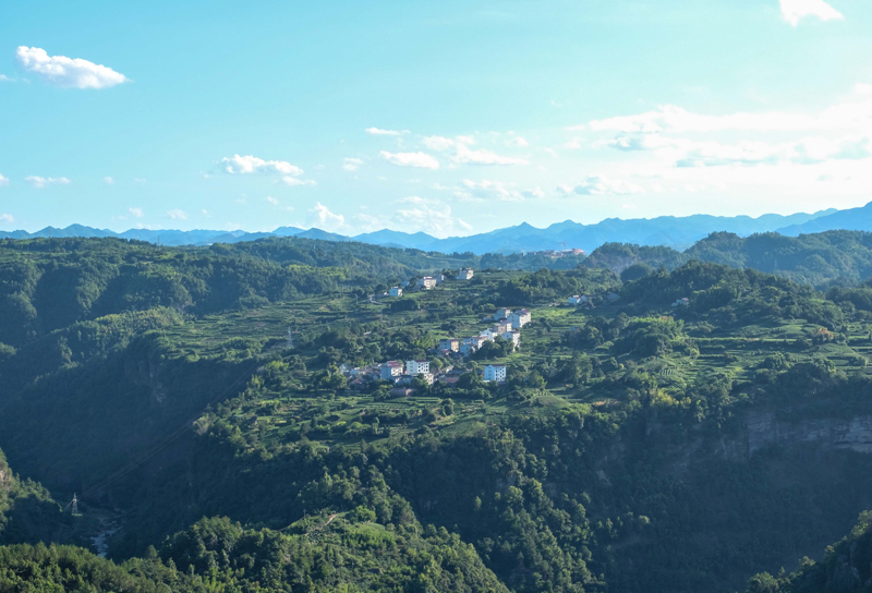 在与穿岩十九峰遥遥相对的下岩贝村，是赏云海和日出日落的绝佳点位。程欣摄