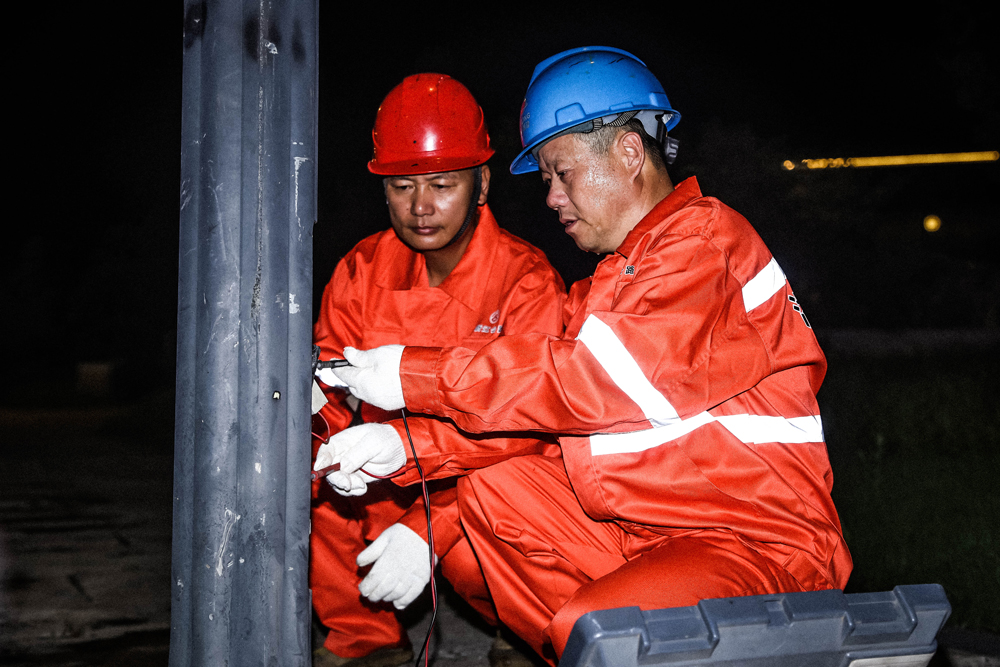 为确保市民夜间出行安全,养护部门加强夜间对路灯的巡察,发现辖区内的路灯故障点及时排除,确保路灯的正常运行。余杭区交通运输局供图