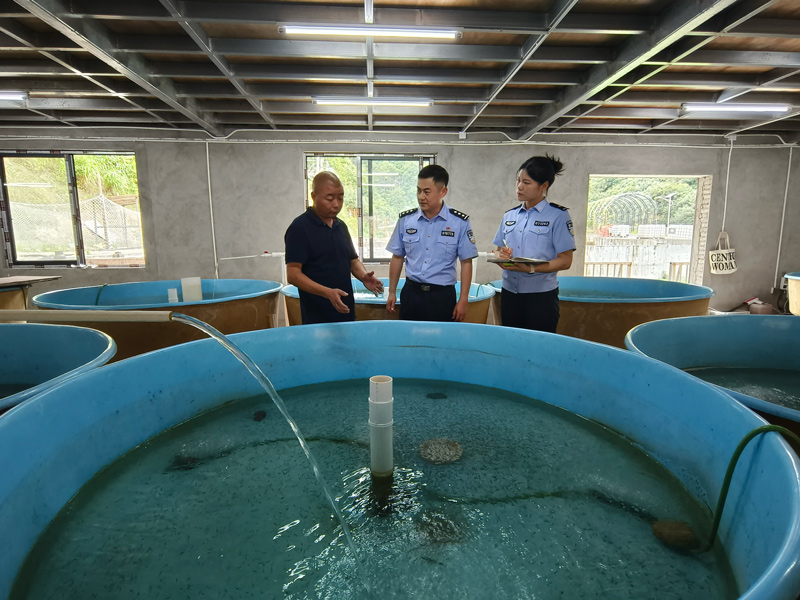 民警回訪石斑魚養殖家庭農場。胡昌清攝