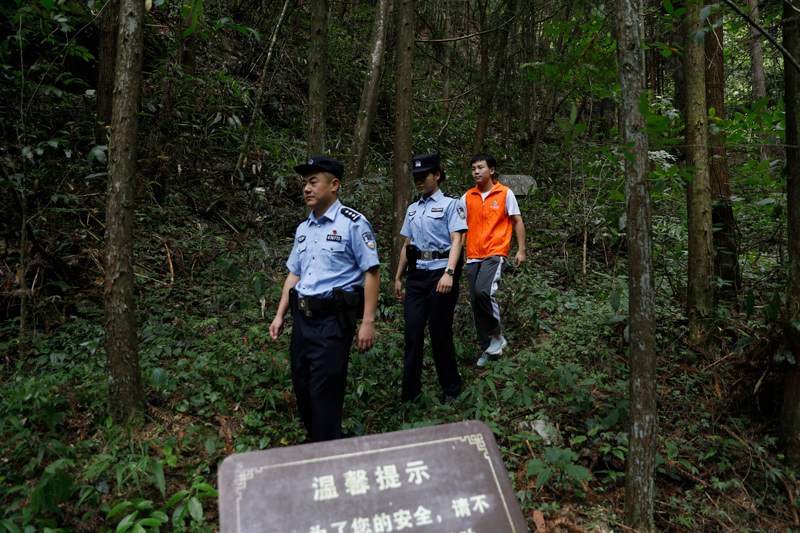 民警在轄區山林間巡邏。胡昌清攝