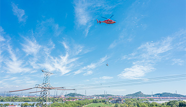 浙江湖州：直升机带电作业 全力守护能源“大动脉”