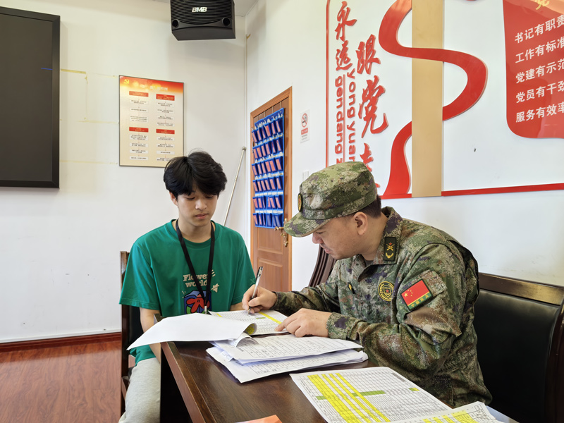 對適齡青年身體素質情況進行檢查。峰江街道供圖