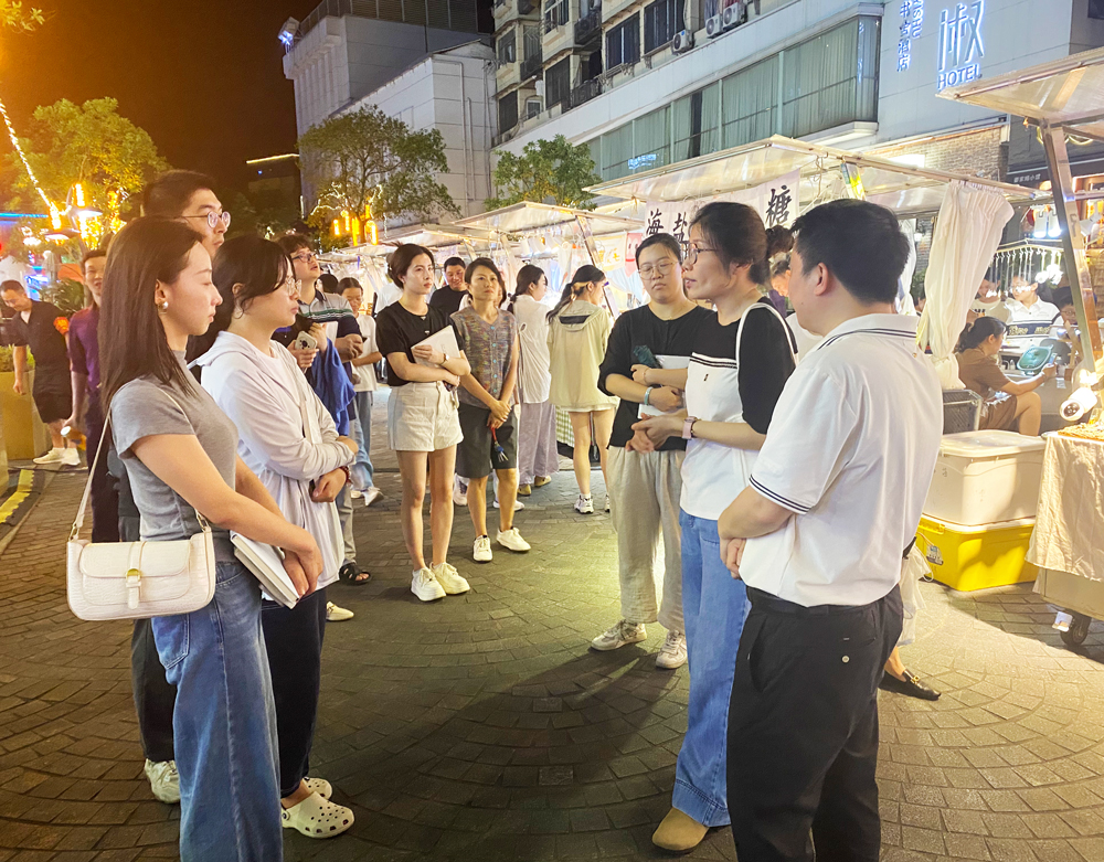 第二期“運河新銳”成長營綜合管理組人員參觀武林夜市。武林街道供圖