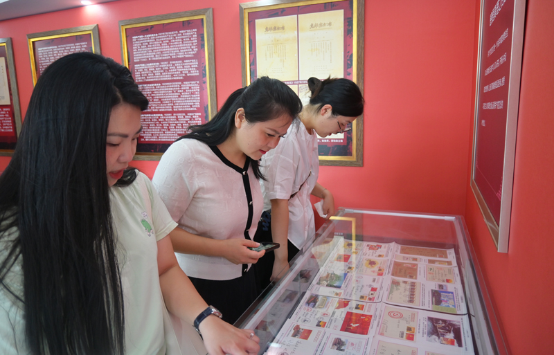 参展人员认真观看展品。刘卓尔摄