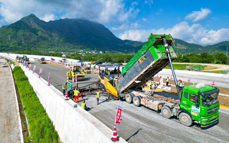 瑞苍高速首段路面水稳底基层试验段开始摊铺。浙高建公司供图