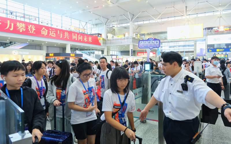 旅客有序通過驗票閘機。過雲鬆攝