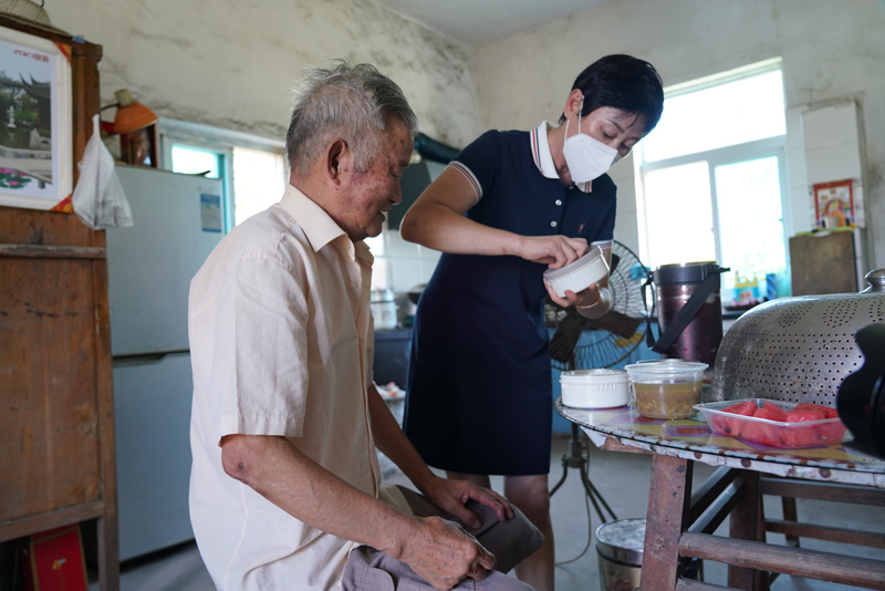 “助餐骑手”为老人送餐。胡丹丹摄