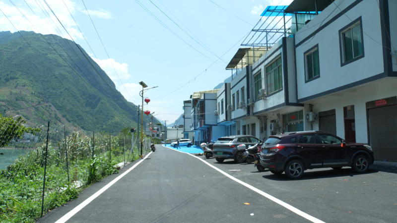 已基本完工的渡口集镇风貌外立面改造及道路黑化工程。朱磊摄