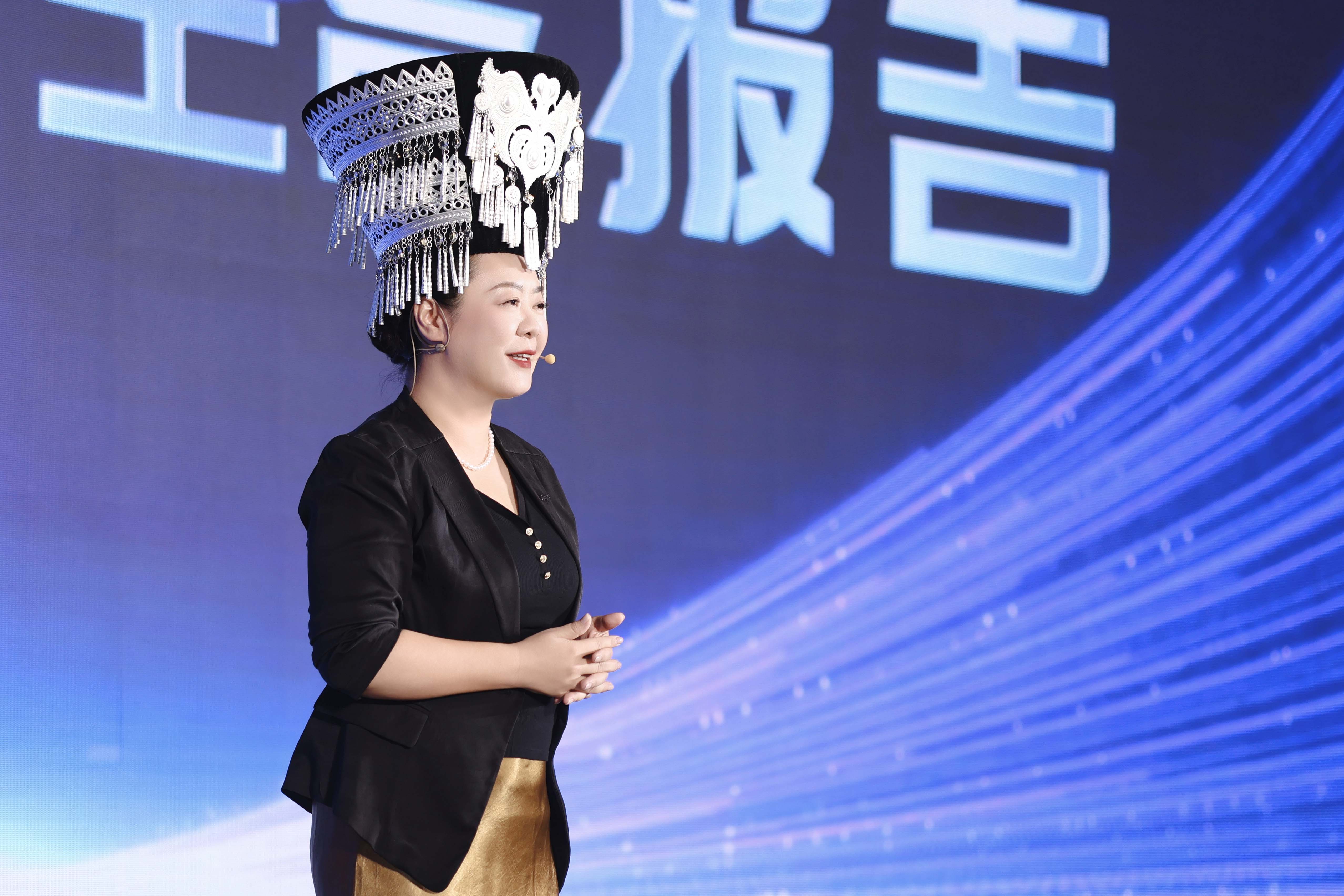 光伏板巧妙地镶嵌在彝族帽的顶部，成了一顶“光伏帽”。受访者供图