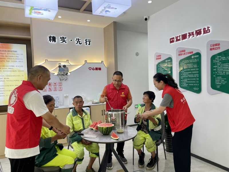 户外劳动者在驿站休息。倪璐怡摄