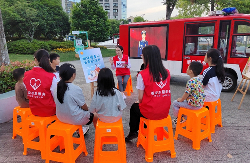 “香溢”志愿者开展社区普法活动。倪忠杰摄
