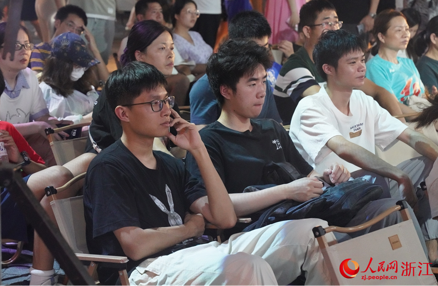 市民游客認真聽課。人民網 劉欣蔚攝