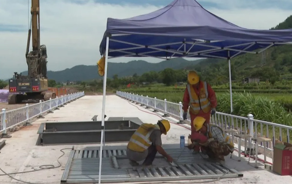 不懼“烤”驗 他們用汗水保障城市有序運轉