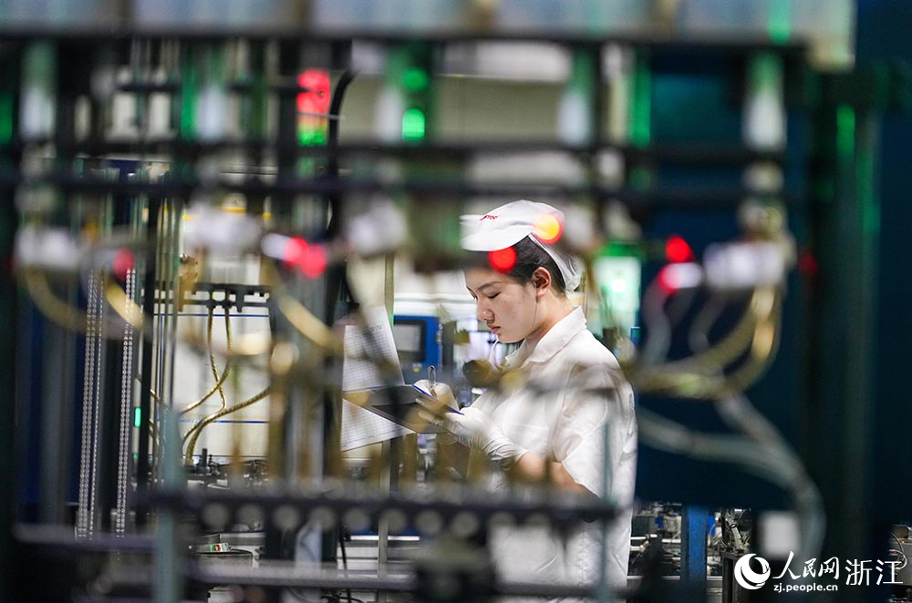 生產車間裡，技術工人正在加班加點生產，趕制訂單。人民網 章勇濤攝