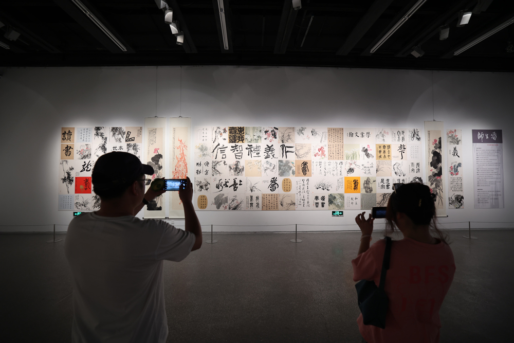 “缶脈薪續——董芷林師生書畫作品聯展”在寧波美術館開幕。唐嚴攝