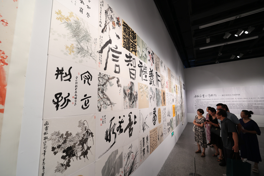 “缶脈薪續——董芷林師生書畫作品聯展”在寧波美術館開幕。唐嚴攝