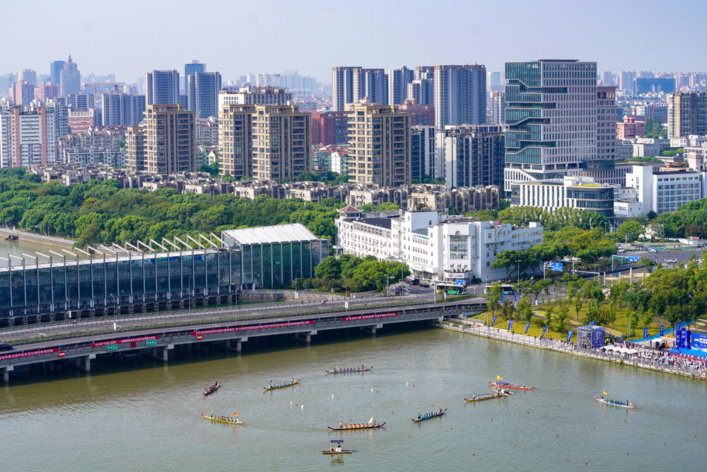 8月25日，大运河龙舟赛在宁波市江北区姚江公园及余姚江水域燃情开赛。李越摄