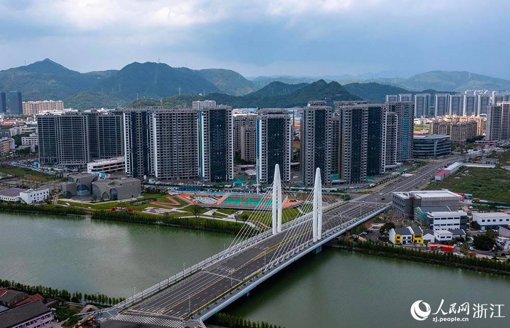 空中俯瞰台州市黃岩區東浦未來社區，一幢幢高樓拔地而起，工程建設穩步推進。人民網 章勇濤攝