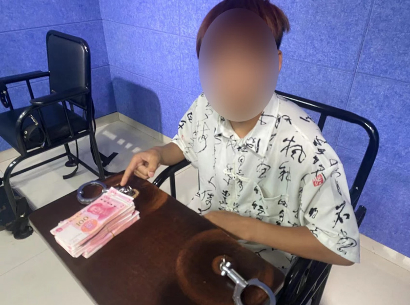 民警从犯罪嫌疑人处缴获的赃款。宁波公安供图