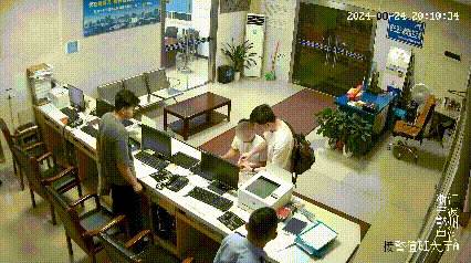 发还追回的赃款。宁波公安供图