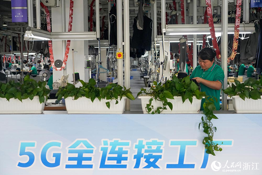 工人在5G智能工厂里有条不紊地忙碌着。人民网 章勇涛摄