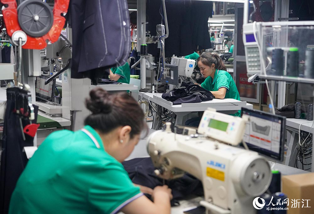 工人在5G智能工廠裡有條不紊地忙碌著。人民網 章勇濤攝