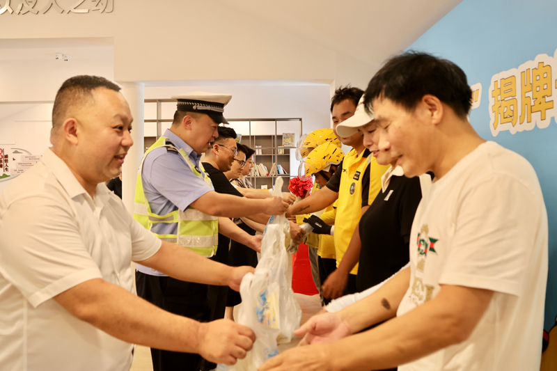 路橋街道為新就業群體送上清涼禮包。路橋街道供圖