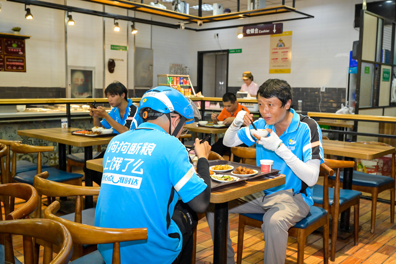 小哥在食堂用餐。秀洲区委宣传部供图