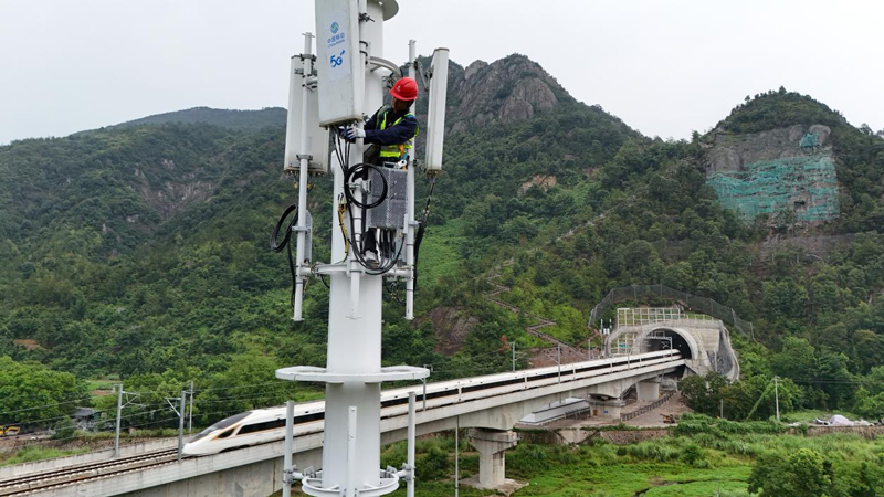 沿高铁线路建设通讯网络基站。浙江移动供图