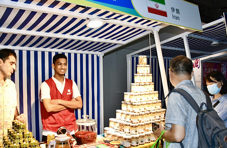 游客正在参观美食摊位。徐奕唯摄