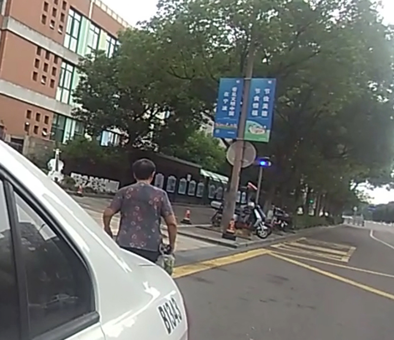 林杰将车停好并搀扶阿婆下车，准备送其回家，但阿婆怕耽误林杰工作，表示自己已经认识回家的路了，可以自己回家。