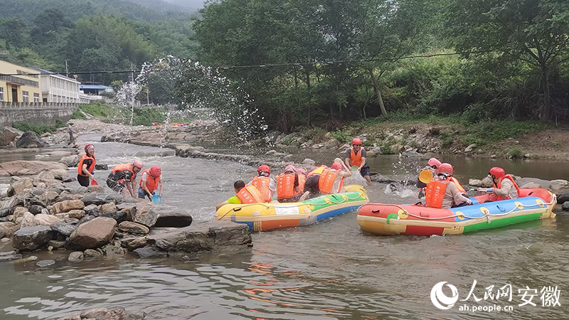 霍山大峡谷漂流终点，游客在打水仗。人民网 胡雨松摄