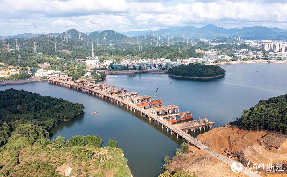 在甬台溫改擴建寧波南段項目楊梅嶺水庫1號橋施工現場。人民網 章勇濤攝