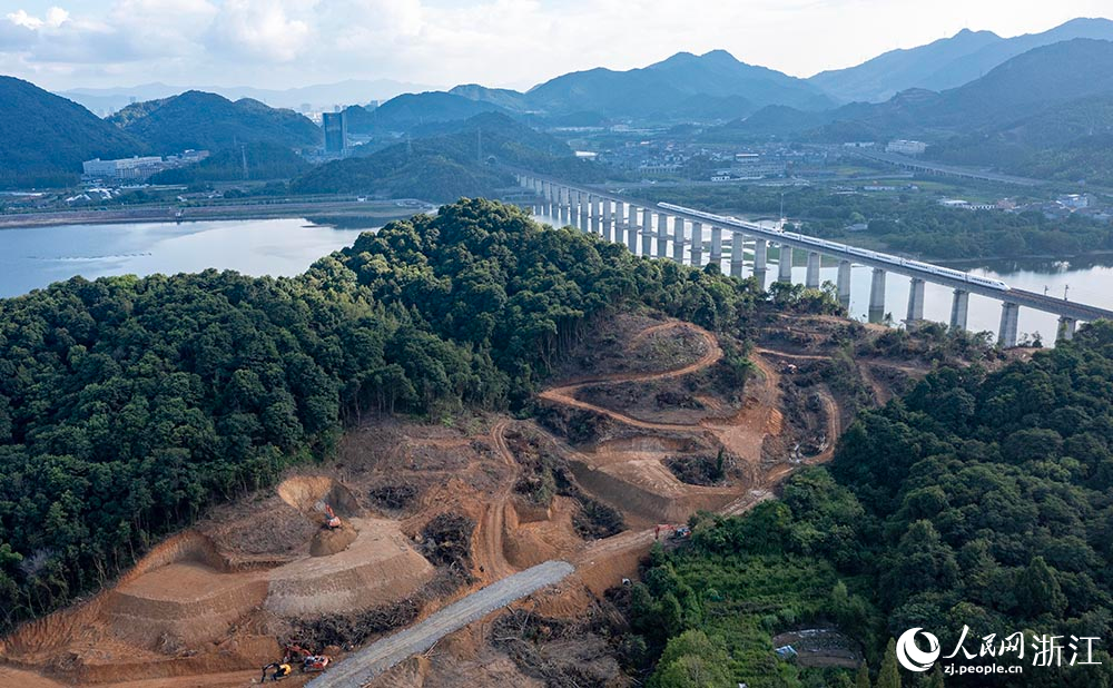 甬台温改扩建宁波南段项目杨梅岭水库1号桥施工现场。人民网 章勇涛摄