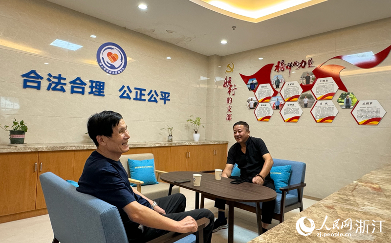 普陀海上融治理中心内海上老娘舅茶话室。人民网 陈陆洵摄