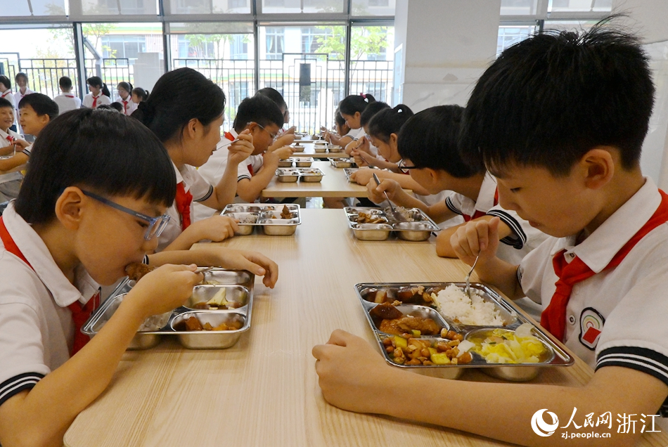 学生就餐。人民网记者 张丽玮摄