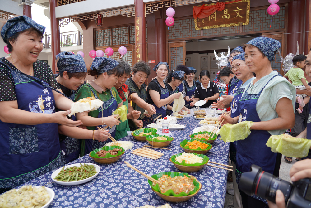 “阿蛏嫂”们正在制作汤包、长街团、麦焦筒等长街特色美食。长街镇供图