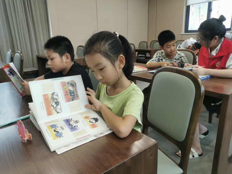 孩子們在社區鄰裡中心學習。羅夢圓攝