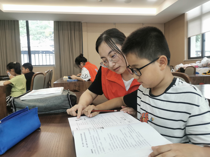 志願者為孩子們輔導作業。羅夢圓攝