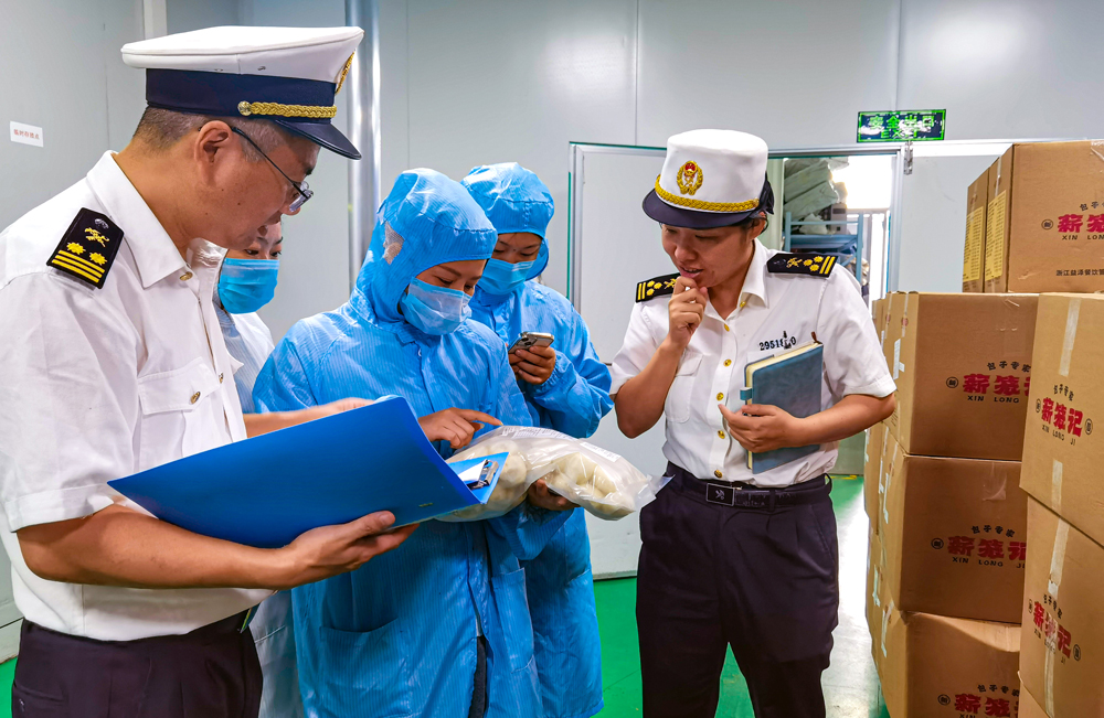 9月24日，嵊新海關工作人員正在企業裡給出口柬埔寨的嵊州小籠包驗貨。張亮宗攝