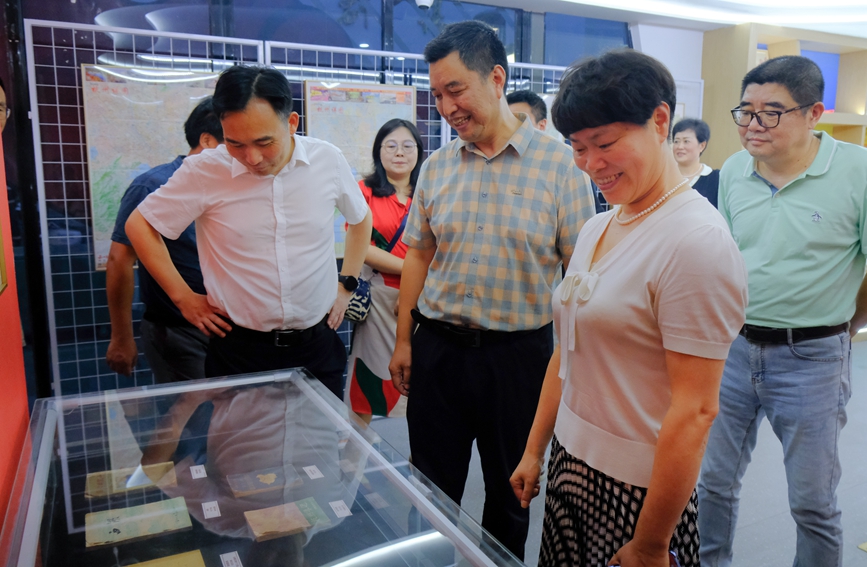 市民在展厅参观。连珏摄