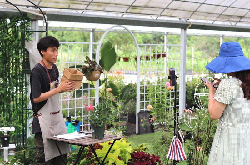 王天雲與團隊一起打造了集直播、發貨、花園於一體的新農業示范基地。受訪者供圖