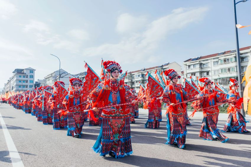 千名造型各异的“穆桂英”穿梭于大街小巷。缙云县委宣传部供图