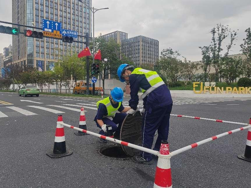 水务工作人员保障假期城市供水稳定安全。杭州市水务集团供图