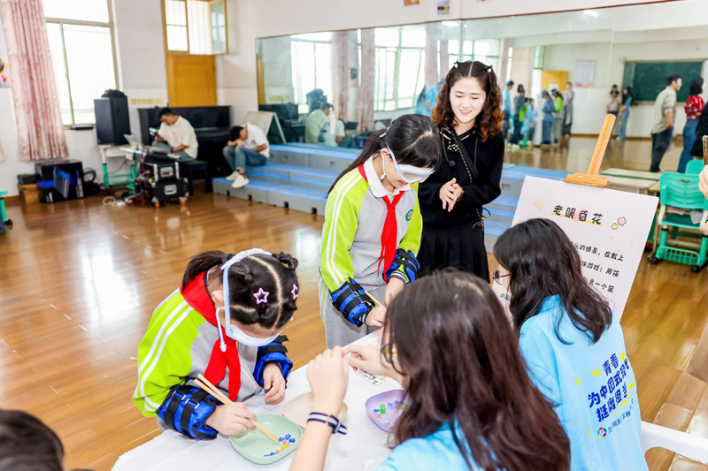 小学学生体验老年人生活不便。俞周坚摄