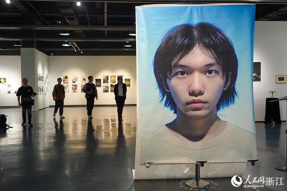 觀眾在觀看青年之城——國際高校師生作品展。人民網 章勇濤攝